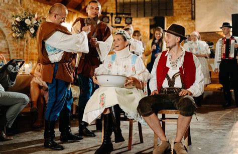 Tradičné čepčenie nevesty v kroji