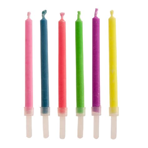 ilustračné foto: sviečky s farebným plameňom (modrá, červená, biela)