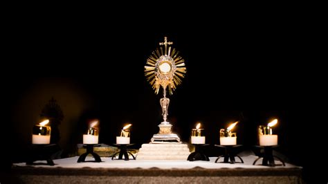 Liturgická procesia s Najsvätejšou Eucharistiou v gréckokatolíckej tradícii
