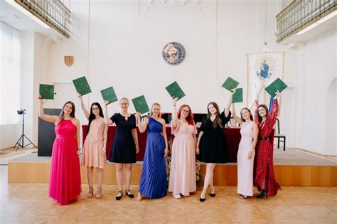 Slávnostná ceremónia promócie s absolventmi v talároch