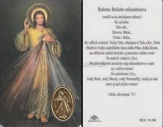 Tematické foto: Ruky držiace ruženec pri modlitbe Korunky Božieho milosrdenstva