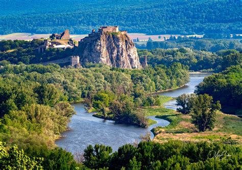 Letecký pohľad na hrad Devín a sútok Dunaja a Moravy