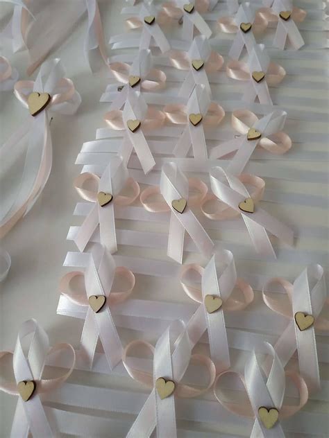 Tematické svadobné fotografie s drevenými dekoráciami (stromy života, srdcia)