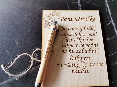 Fotografia drevených gravírovaných sŕdc s textami poďakovaní