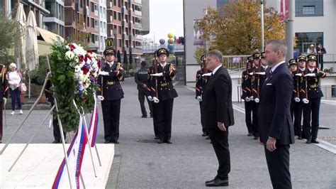 fotografia Petra Pellegriniho kladúceho veniec pri pamätníku