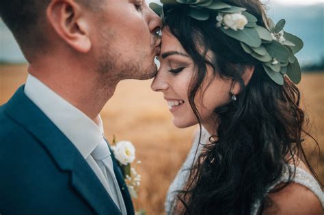 Tematická fotografia svadobného dňa, pár a kameraman/fotograf v pozadí