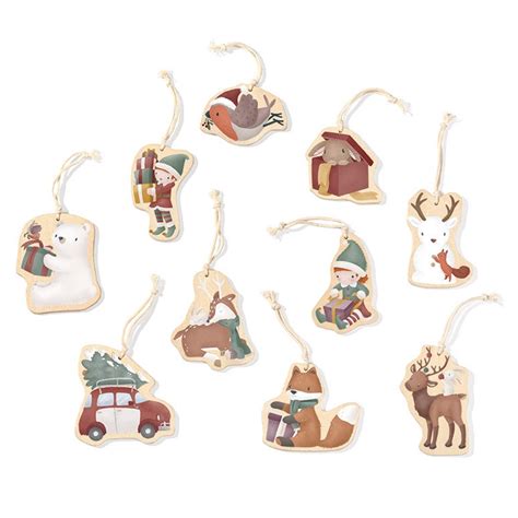 Deti maľujú drevené vianočné ozdoby pre Vianočnú dedinku.