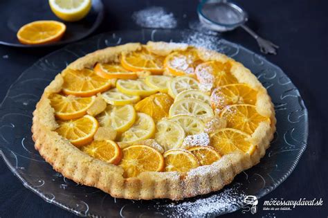 Fotografia: elegantný nápojový kútik s citrusmi a fľašami limoncella.