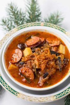 Servírovaný tanier s tradičnou slovenskou kapustnicou.