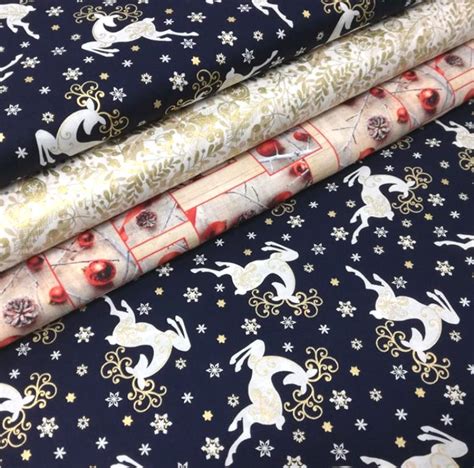 Ukážka rôznych vianočných látok v metráži s rôznymi motívmi.