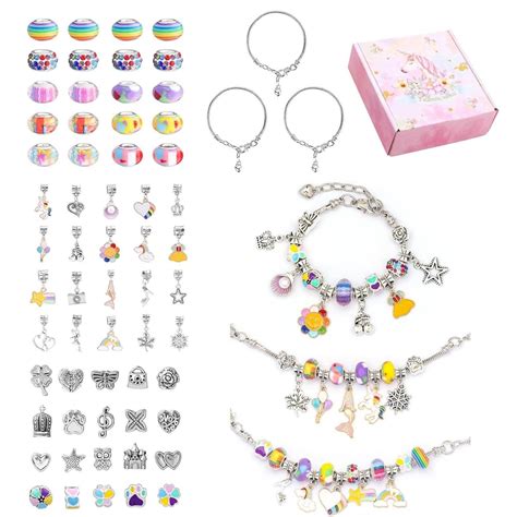 Súprava na výrobu náramkov s rôznymi korálkami a šnúrkami.