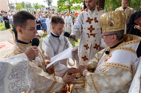 Kňazské ruky pomazané olejom počas vysviacky