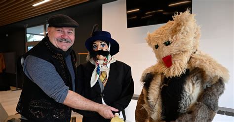 Fotografia z fašiangového sprievodu s maskou turoňa v popredí.