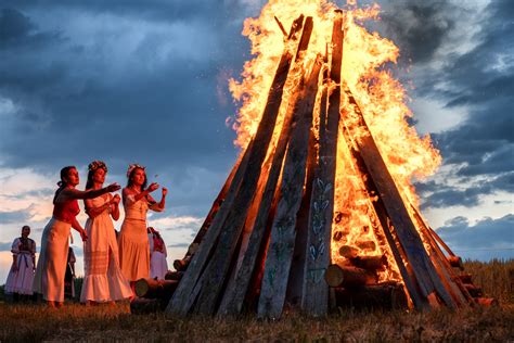 Historická ilustrácia: Pohanská oslava zimného slnovratu so zelenými vetvičkami