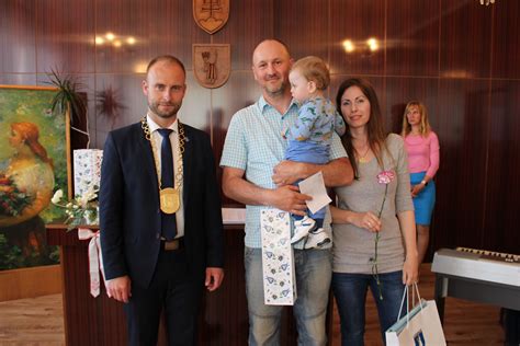 Fotografia slávnostne vyzdobenej obradnej siene pripravenej na uvítanie detí.