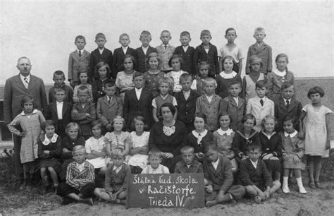 Historická fotografia: zakladatelia školy alebo prví žiaci pri otvorení