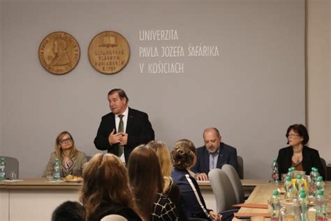 Ilustračná fotografia študentov pri prezentácii