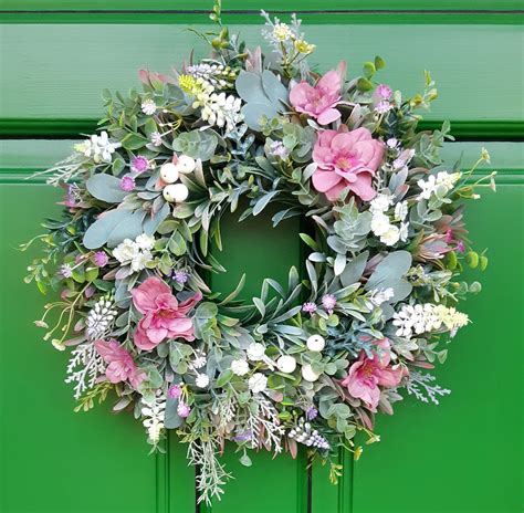 Viničový veniec zdobený kvetmi a stuhami