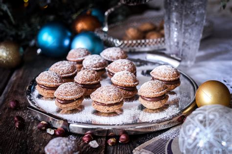 Základné ingrediencie na vianočné oriešky (múka, maslo, orechy, cukor)
