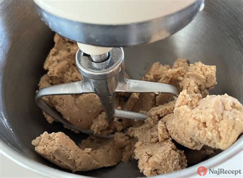 Vianočné orieškové cesto pripravené na tvarovanie