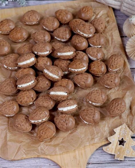 Hotové vianočné oriešky poliate čokoládou a posypané kokosom