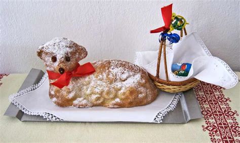 ilustračná fotka veľkonočného baránka na sviatočnom stole