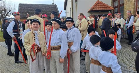 Mládenci v krojoch počas fašiangového sprievodu 
