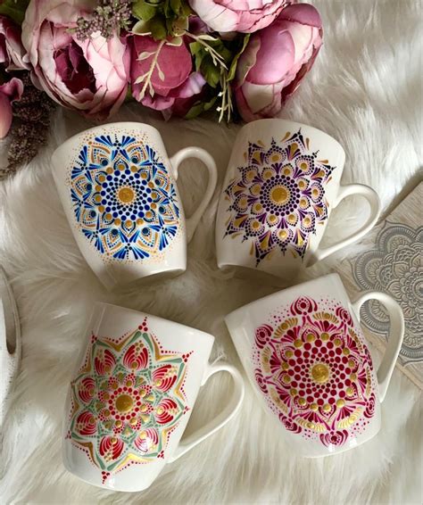 Ilustračná fotografia rôznych folklórnych hrnčekov s rôznymi motívmi a nápismi