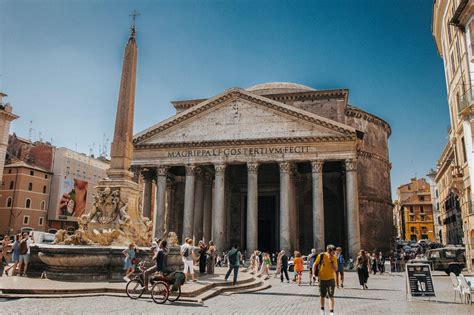 Zobrazenie historického Chrámu všetkých bohov (Pantheon) v Ríme, ktorý bol zasvätený Panne Márii a všetkým svätým mučeníkom