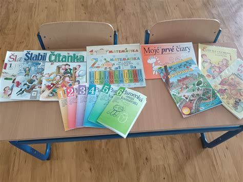 Ilustrácia učiteľky s deťmi, ako spievajú