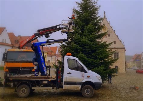 Pracovníci Bapos-u inštalujú vianočnú jedličku na námestí