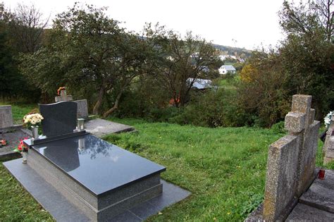 Cintorín s hrobmi rehoľných sestier v Kostolnej