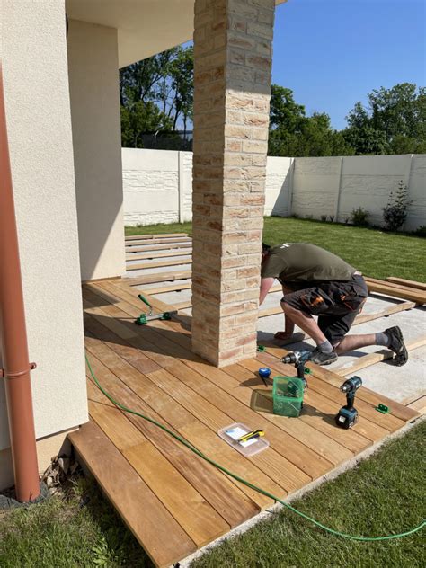 Štruktúra dreveného materiálu použitého na výrezy alebo príklad vyhotovenia drevenej dekorácie v exteriéri s malými klinčekmi.