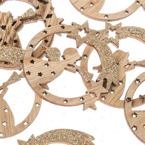 rozmanité drevené vianočné ozdoby rôznych tvarov