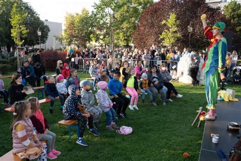 Portrét Dariny Károvej, zakladateľky a dlhoročnej riaditeľky Medzinárodného festivalu Divadelná Nitra