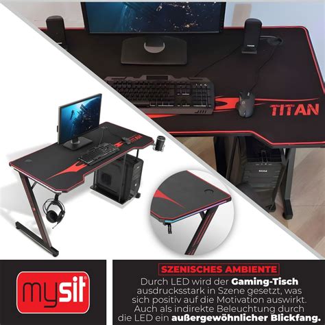 fotografia: hráč pri ergonomickom hernom stole s LED osvetlením