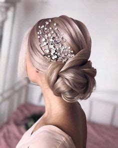 Svadobný účes s rozpustenými vlnami a kvetinovou čelenkou