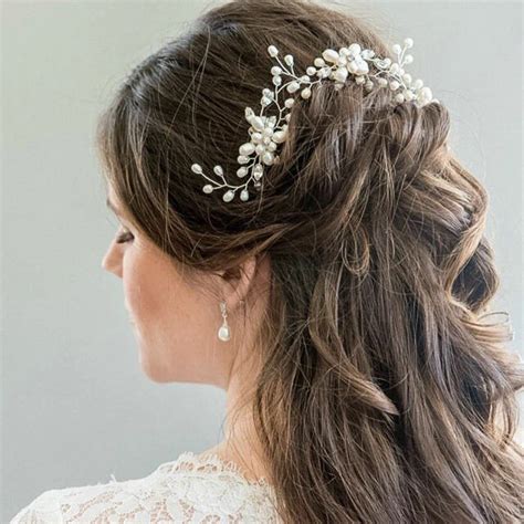 Ukážka svadobného účesu s dlhými natočenými vlasmi a perlami