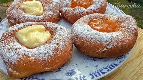 ilustrácia tradičných fašiangových jedál ako šišky, klobásy