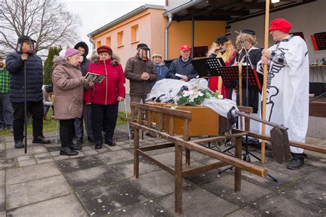 symbolické pochovávanie basy s plačom a lamentáciami