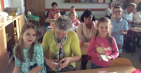 Tematické foto: Osoba píšuca pohľadnicu, so starými a modernými pohľadnicami v pozadí