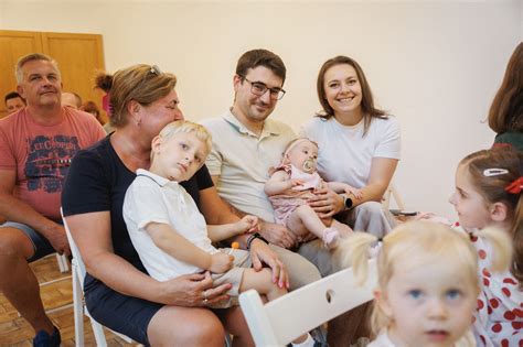 Tematické foto: hostia na oslave, usmievajúci sa ľudia