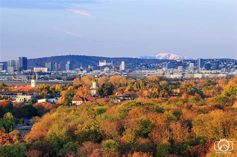 Panoramatická fotografia Bratislavy s hradom v pozadí počas vianoc