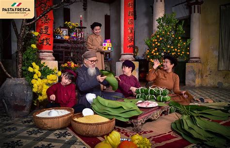 Fotografia tradičných vietnamských jedál na Tết, ako sú bánh chưng a misy s lepkavou ryžou.