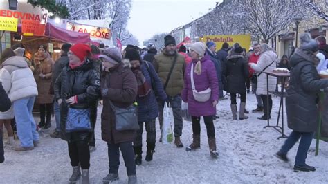 Vianočný trh s osvetlením a ľuďmi