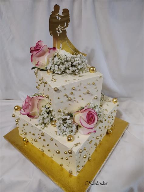 Elegantná bielo-zlatá viacposchodová svadobná torta