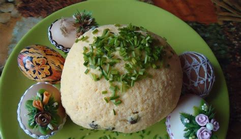 Ingrediencie na veľkonočný syrek (vajcia, mlieko, bylinky)