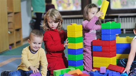 Deti vystupujúce s programom pre svoje mamy v škôlke.