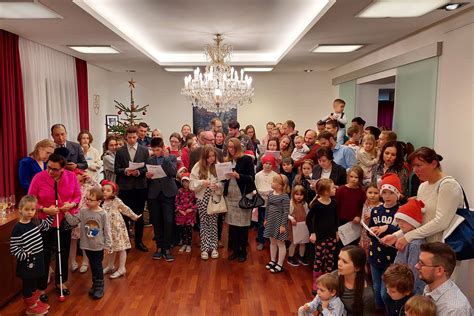 Interiér nemocničnej kaplnky vyzdobenej na Mikulášsky večierok, s ihličím, ozdobami a sviečkami.