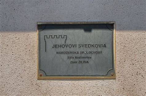 infografika znázorňujúca hlavné sviatky, ktoré Jehovovi svedkovia neslávia (Vianoce, Veľká noc, Dušičky, narodeniny)